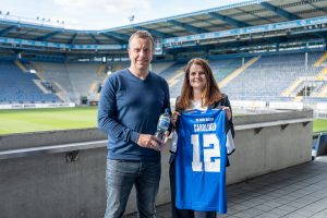 Christoph Wortmann (Geschäftsführer Arminia Bielefeld) und Saskia Huneke (Marketingleitung Carolinen) (Foto: DSC Arminia Bielefeld)