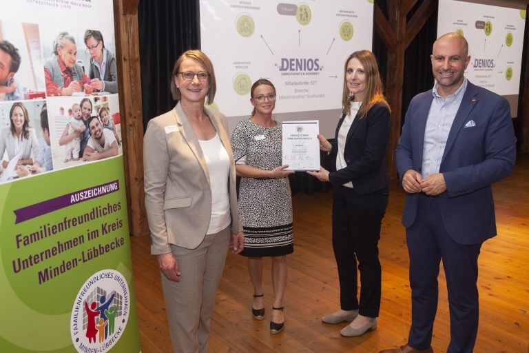 Ausgezeichnet: Helgard Meffert (2.v.l.) und Maria Nunes (2.v.r.) von DENIOS freuen sich über die Glückwünsche von Eva Leschinski (ganz links) sowie Landrat Ali Doğan (Foto: Denios)