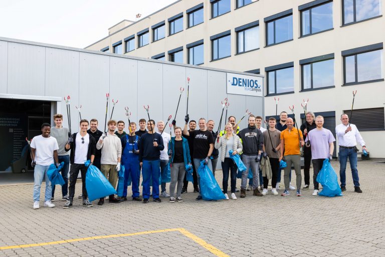 Den Abfall in die Zange nehmen: Eine Aktion der DENIOS-Nachhaltigkeitswoche war das Sammeln von Müll (Foto: Denios)