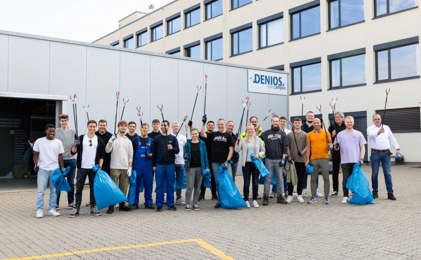 Den Abfall in die Zange nehmen: Eine Aktion der DENIOS-Nachhaltigkeitswoche war das Sammeln von Müll (Foto: Denios)