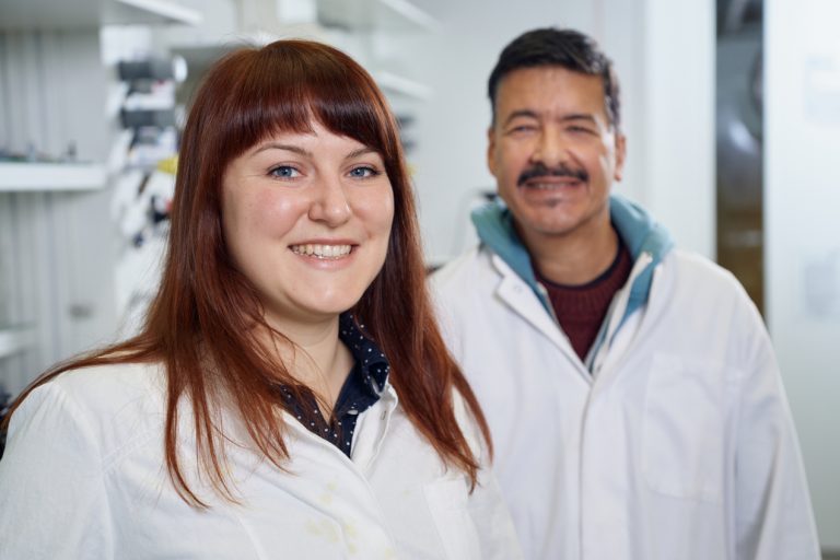 Prof. Anant Patel, HSBI-Vizepräsident für Forschung und Entwicklung (im Hintergrund), betreute die Dissertation von Linda Muskat. (Foto: K. Starodubskij/HSBI)