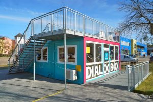 Die Dialogbox an der Frankfurter Straße in Eberswalde ist eine wirklich „bunte Kiste“ im Design der Wohnungsgenossenschaft 1893 (Foto: ELA)