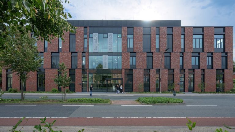 Das neue Laborgebäude der Fakultät Management, Kultur und Technik in Lingen wurde pünktlich zum Wintersemester feierlich eröffnet. (Foto: Hochschule Osnabrück)