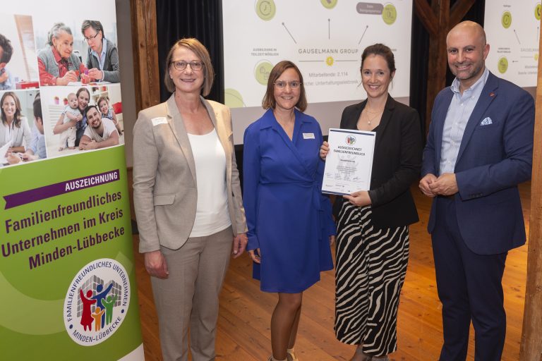 Die Gauselmann Gruppe wurde als familienfreundliches Unternehmen ausgezeichnet. Eva Leschinski (links) und Landrat Ali Dogan (rechts) gratulieren Tassia Giannopoulos und Caroline Bückendorf. (Foto: Gauselmann)