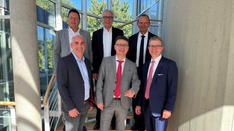 Feierten mit rund 100 Gästen 30 Jahre GILDE (v.l.n.r.): Bürgermeister Frank Hilker, GILDE-Prokurist Simon Gröger, IHK-Präsident Volker Steinbach, GILDE-Geschäftsführer Thorsten Brinkmann, TH OWL-Präsident Prof. Jürgen Krahl und Sparkassen-Vorstand Arnd Paas. (Foto: Gilde)