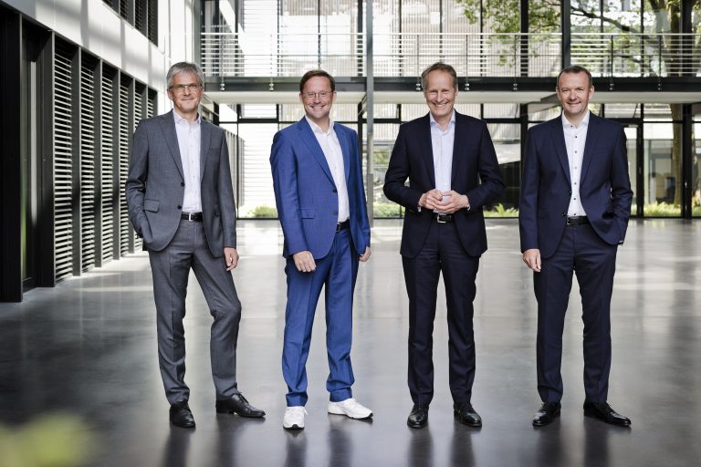 Die Geschäftsführung der Goldbeck GmbH, bestehend aus Hans-Jörg Frieauff, Jan-Hendrik Goldbeck, Jörg-Uwe Goldbeck und Oliver Schele (v. l.), blickt angesichts herausfordernder Rahmenbedingungen auf ein zufriedenstellendes Geschäftsjahr zurück. (Foto: Goldbeck GmbH)