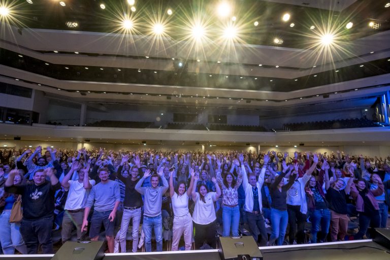 Jubelnde und gut gelaunte Erstsemesterstudierende in der OsnabrückHalle. (Foto: Hochschule Osnabrück)