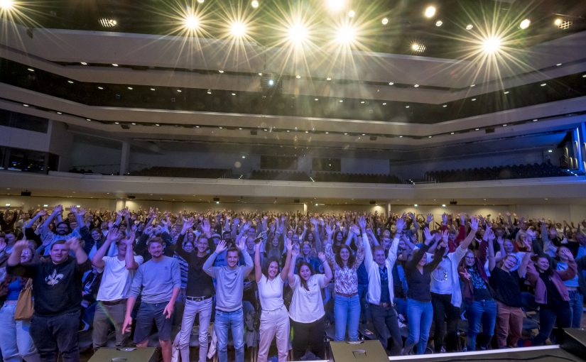 Jubelnde und gut gelaunte Erstsemesterstudierende in der OsnabrückHalle. (Foto: Hochschule Osnabrück)