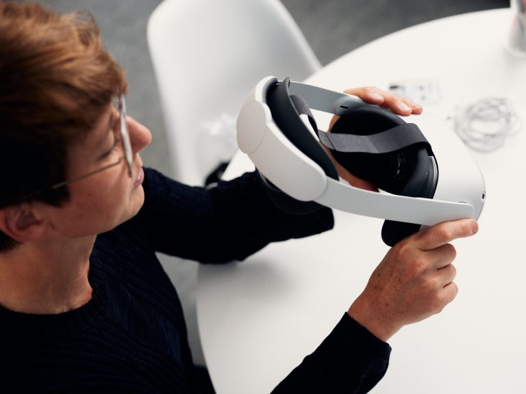 Auch virtuelle Realität ist Realität: Patricia Stolz mit einem VR-Betrachtungsgerät. (Foto: P. Pollmeier/HSBI)