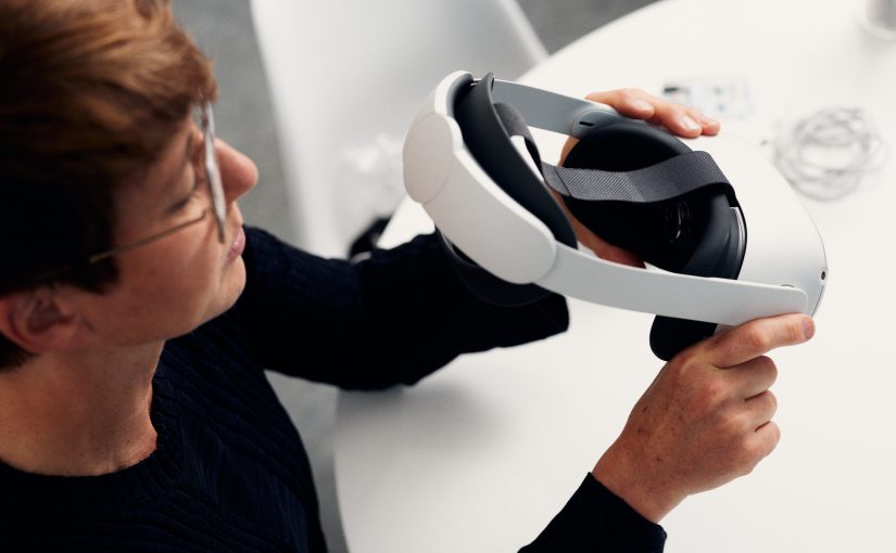 Auch virtuelle Realität ist Realität: Patricia Stolz mit einem VR-Betrachtungsgerät. (Foto: P. Pollmeier/HSBI)