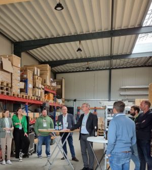 v.l.n.r.: Nadine Stein und Stefanie Westers (ServiceCenter Wirtschaft der Stadt Emsdetten), Jochen Hentschel (Hentschel Elektrotechnik), Elmar Leuermann (Erster Beigeordneter der Stadt Emsdetten), Alfred Engeler (Kreishandwerkerschaft), Sascha Benning und Björn Stegemann (BEST Kälte- und Klimatechnik), David Beike (Plan B Interior Design) (Foto: Stadt Emsdetten)