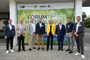 Beim Forum „Nachhaltigkeit durch Innovation“ (v.r.): Prof. Dr. Markus G. Schwering (FH Münster), Dr. Günter Schweitzer (Schmitz Cargobull AG), IHK-Präsident Dr. Benedikt Hüffer, Ulrike Winzer (Moderatorin), Dr. Daniel Schultewolter (Wirtschaftsförderung Kreis Borken), Enno Fuchs (Wirtschaftsförderung Münster), HWK-Präsident Hans Hund und Daniel Schaschkewitz (Wirtschaftsförderung Kreis Warendorf). (Foto: Busch/IHK Nord Westfalen)