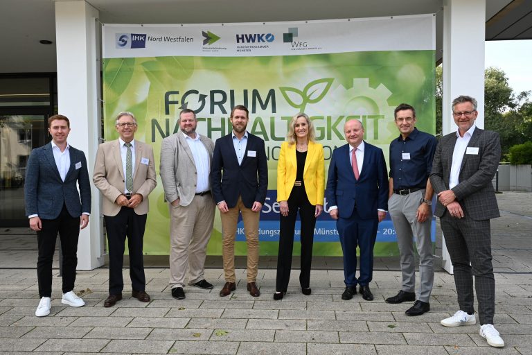 Beim Forum „Nachhaltigkeit durch Innovation“ (v.r.): Prof. Dr. Markus G. Schwering (FH Münster), Dr. Günter Schweitzer (Schmitz Cargobull AG), IHK-Präsident Dr. Benedikt Hüffer, Ulrike Winzer (Moderatorin), Dr. Daniel Schultewolter (Wirtschaftsförderung Kreis Borken), Enno Fuchs (Wirtschaftsförderung Münster), HWK-Präsident Hans Hund und Daniel Schaschkewitz (Wirtschaftsförderung Kreis Warendorf). (Foto: Busch/IHK Nord Westfalen)