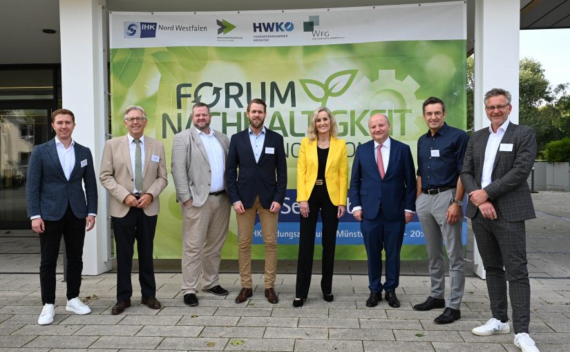 Beim Forum „Nachhaltigkeit durch Innovation“ (v.r.): Prof. Dr. Markus G. Schwering (FH Münster), Dr. Günter Schweitzer (Schmitz Cargobull AG), IHK-Präsident Dr. Benedikt Hüffer, Ulrike Winzer (Moderatorin), Dr. Daniel Schultewolter (Wirtschaftsförderung Kreis Borken), Enno Fuchs (Wirtschaftsförderung Münster), HWK-Präsident Hans Hund und Daniel Schaschkewitz (Wirtschaftsförderung Kreis Warendorf). (Foto: Busch/IHK Nord Westfalen)