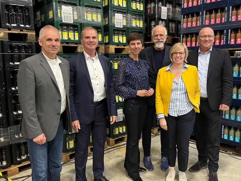 Im Gespräch mit den Unternehmen aus Horn-Bad Meinberg: Heinz-Dieter Krüger, Claus Rafael Müther, IHK-Referentin Jenny Krumov, Rüdiger Krentz sowie die Geschäftsführung der Staatlich Bad Meinberger GmbH & Co. KG Julia Vorndamme und Volker Schlingmann (v.l.n.r.), (Foto: IHK Lippe )