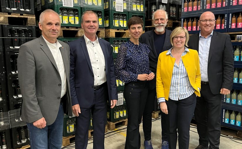 Im Gespräch mit den Unternehmen aus Horn-Bad Meinberg: Heinz-Dieter Krüger, Claus Rafael Müther, IHK-Referentin Jenny Krumov, Rüdiger Krentz sowie die Geschäftsführung der Staatlich Bad Meinberger GmbH & Co. KG Julia Vorndamme und Volker Schlingmann (v.l.n.r.), (Foto: IHK Lippe )