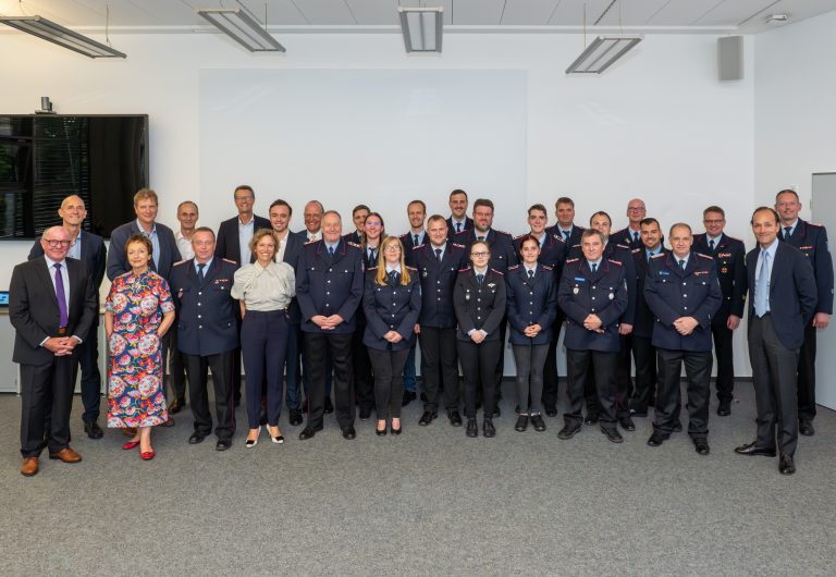 Feierstunde: Zahlreiche Gäste gratulierten der Lenze-Werkfeuerwehr zum runden Geburtstag. (Foto: Lenze)