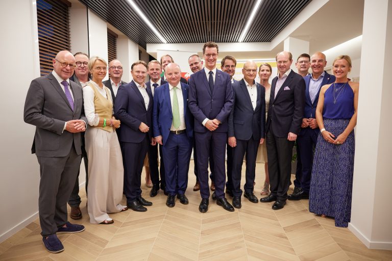 Nordrhein-Westfalens Ministerpräsident Hendrik Wüst mit Vertreterinnen und Vertretern aus dem Münsterland. Gruppenfoto mit dem Ministerpräsidenten (Foto: Münsterland e.V./Philipp Foelting)