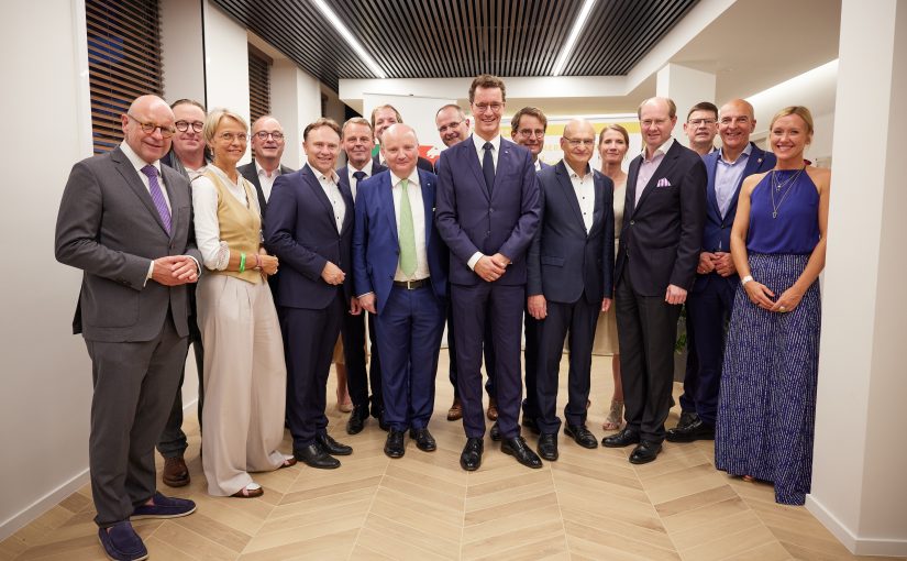 Nordrhein-Westfalens Ministerpräsident Hendrik Wüst mit Vertreterinnen und Vertretern aus dem Münsterland. Gruppenfoto mit dem Ministerpräsidenten (Foto: Münsterland e.V./Philipp Foelting)