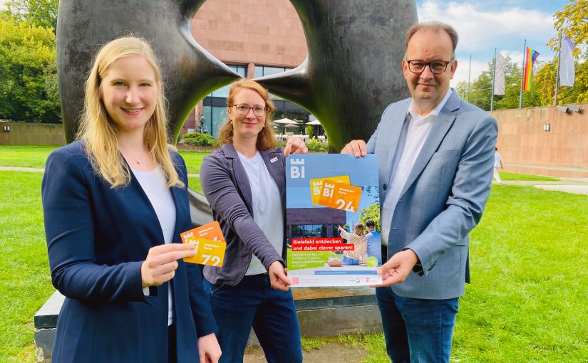 Im Skulpturenpark der Kunsthalle stellen Jacqueline Heger (v. l., Bielefeld Marketing), Friederike Langer (moBiel) und Martin Knabenreich (Bielefeld Marketing) die neue Entdecker-Karte für Bielefeld vor. (Foto: Bielefeld Marketing)