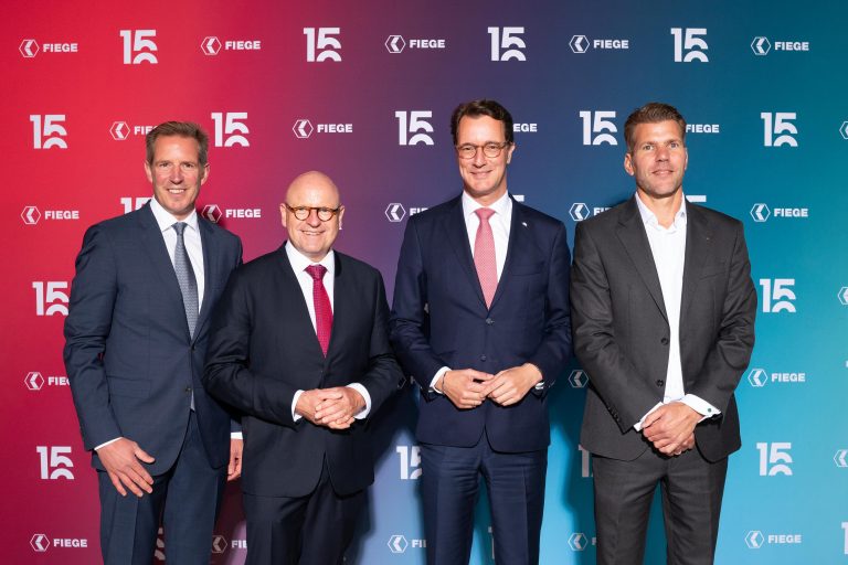 Feierten 150 Jahre Fiege (v.l.n.r.): Jens Fiege (Co-CEO der Fiege-Gruppe), Markus Lewe (Oberbürgermeister der Stadt Münster), Hendrik Wüst (Ministerpräsident des Landes Nordrhein-Westfalen) und Felix Fiege (Co-CEO der Fiege-Gruppe). (Foto: Fiege)