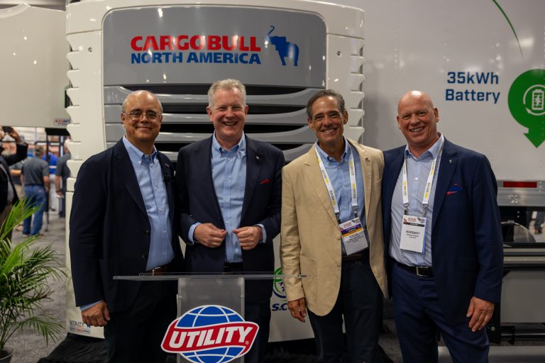 v.l.: Jeff Bennett (CEO Utility Trailers), Andreas Schmitz (CEO Schmitz Cargobull), Steve Bennett (COO Utility Trailers), Norbert Flacke (Geschäftsführer Cargobull Cool) (Foto: Schmitz Cargobull)