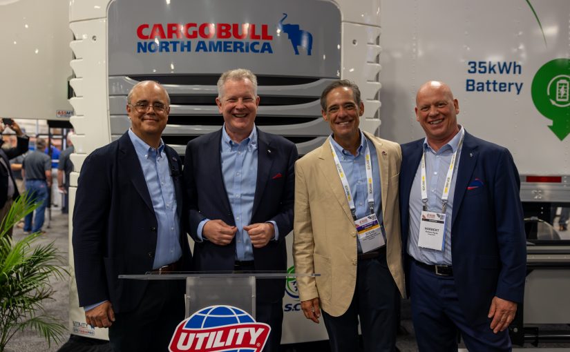 v.l.: Jeff Bennett (CEO Utility Trailers), Andreas Schmitz (CEO Schmitz Cargobull), Steve Bennett (COO Utility Trailers), Norbert Flacke (Geschäftsführer Cargobull Cool) (Foto: Schmitz Cargobull)