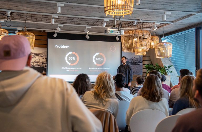 Sven Bokelmann entwickelt mit seinem Team den Sozialkompass: einen Algorithmus, der Licht in den Dschungel der Sozialleistungen bringt, und den Usern anzeigt, welche Sozialleistungen ihnen zustehen. (Foto: FH Münster/Michelle Liedtke)