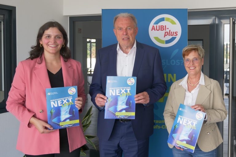 Caroline Peitsmeier, Heiko Köstring und Ina Wellmann (v. l. n. r.) präsentieren die druckfrischen Exemplare (Bild: AUBI-plus GmbH)
