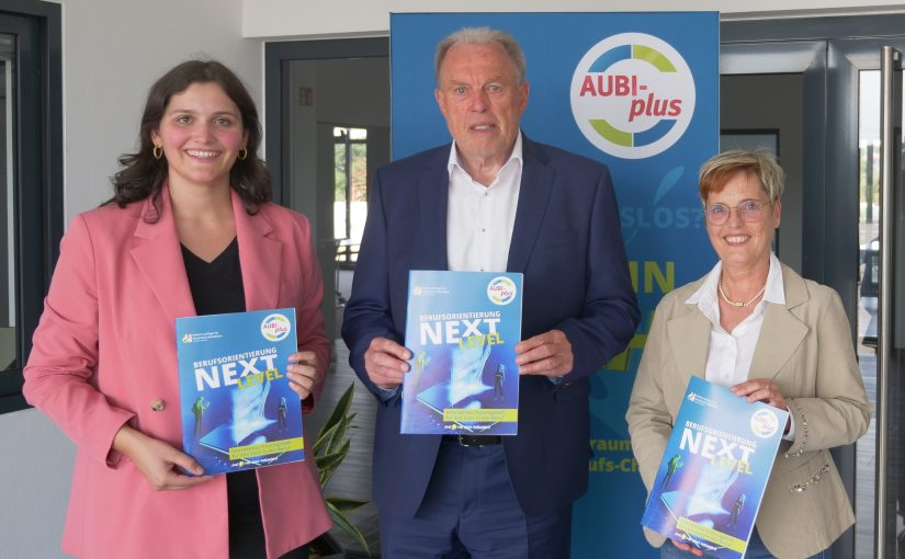 Caroline Peitsmeier, Heiko Köstring und Ina Wellmann (v. l. n. r.) präsentieren die druckfrischen Exemplare (Bild: AUBI-plus GmbH)