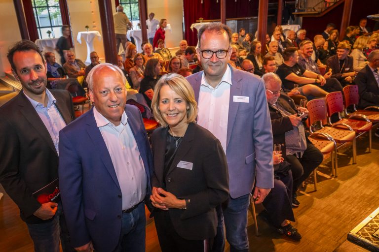 (v.l.) Moderator Timo Fratz, Oberbürgermeister Pit Clausen, Verkehrsvereinsvorsitzende Ursula Pasch und Martin Knabenreich, Geschäftsführer Verkehrsverein und Bielefeld Marketing, tauschen sich während der „Bielefelder Stadtgespräche“ in der Hechelei zur Zukunft des Jahnplatz-Forums aus. (Bildnachweis: Sarah Jonek)