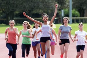Das gemeinsame Training und das Anfeuern wecken bei den Kindern und Jugendli-chen Spaß und ein unvergessliches Mannschaftsgefühl. Gemeinsam Laufen ist gesund, steigert die körperliche Fitness und fördert das Gemeinschaftsgefühl. (Foto: AOK/hfr.)