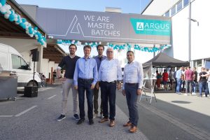 Die Inhaberfamilie um Helmut Hirsch, Sascha Hirsch und Andre Hirsch weiht gemeinsam mit Sebastian Grafe (Mitgesellschafter Familie) und Bürgermeister Burkhard Schwuchow die neue Förderbrücke ein. (Foto: ARGUS)
