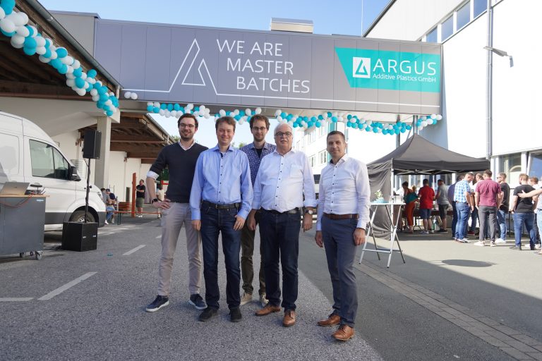 Die Inhaberfamilie um Helmut Hirsch, Sascha Hirsch und Andre Hirsch weiht gemeinsam mit Sebastian Grafe (Mitgesellschafter Familie) und Bürgermeister Burkhard Schwuchow die neue Förderbrücke ein. (Foto: ARGUS)