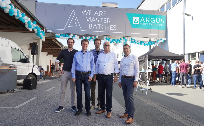 Die Inhaberfamilie um Helmut Hirsch, Sascha Hirsch und Andre Hirsch weiht gemeinsam mit Sebastian Grafe (Mitgesellschafter Familie) und Bürgermeister Burkhard Schwuchow die neue Förderbrücke ein. (Foto: ARGUS)