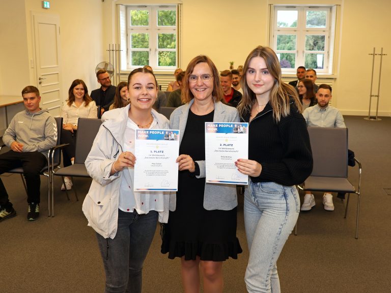 Für das beste Berichtsheft nahm May Coban (links) die Glückwünsche von Tassia Giannopoulos entgegen. Auch Erika Richter (zweiter Platz, rechts) freut sich über ihre Auszeichnung. (Foto: Gauselmann)