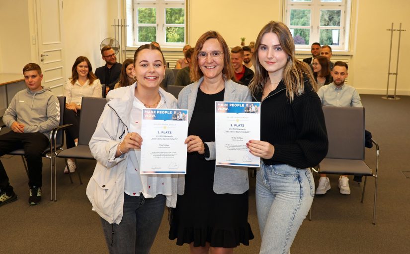 Für das beste Berichtsheft nahm May Coban (links) die Glückwünsche von Tassia Giannopoulos entgegen. Auch Erika Richter (zweiter Platz, rechts) freut sich über ihre Auszeichnung. (Foto: Gauselmann)