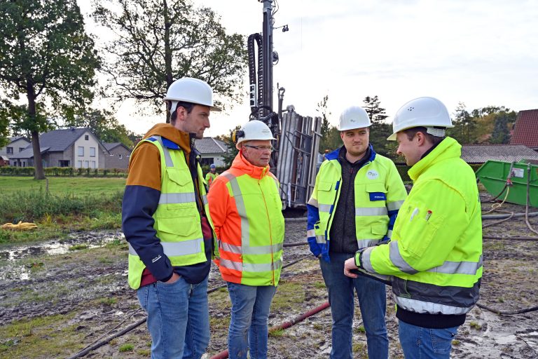 Regelmäßig tauschen sich die Vertreter der SWTE Netz mit den beteiligten Unternehmen über den Fortgang der Arbeiten am Niestadtweg aus: (v.l.) Mathias Walke (SWTE Netz), Dirk Ewering (Fen-desack), Lukas Püttmann (SWTE Netz) und Johannes Becker (Ingenieurnetzwerk Energie eG). Im Hintergrund ist das Bohrgerät zu sehen. (Foto: Stadtwerke Tecklenburger Land)