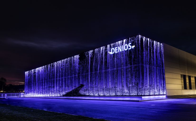 Eine Halle als Hingucker: DENIOS gewinnt mit dieser beleuchteten Fassade den renommierten ICONIC-Award (Foto: Denios)