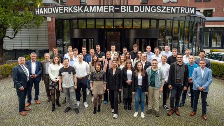 Den Besten gratulieren die HWK-Vizepräsidenten Bernhard Blanke und Jürgen Kroos und der stellvertretende Hauptgeschäftsführer Knut Heine (v. l.) (Foto: © Teamfoto Marquardt/HWK)