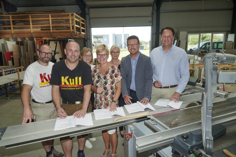 Sie besiegelten die neue Kooperation zwischen der Geschwis-ter-Scholl-Oberschule in Bad Laer und der Tischlerei Kull (von links): die Geschäftsführer Tobias und Markus Kull, Annika Schütte von der Servicestelle Schule-Wirtschaft, Schulleiterin Stefanie Baalmann, die Berufsorientierungsbeauftrage und Fachberaterin beim Regionalen Landesamt für Schulen und Bildung, Mareike Himmelreich, MaßArbeit-Vorstand Lars Hell-mers sowie Bürgermeister Tobias Avermann (Foto: MaßArbeit / Uwe Lewandowski)