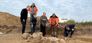 Von der aktuellen Situation auf dem Areal machten sich (v. li.) Ostercappelns Bürgermeister Erik Ballmeyer, oleg-Prokuristin Susanne Menke, Peter Motsch, Mitarbeiter Varusschlacht, Dr. Stefan Burmeister, Geschäfts-führer Varusschlacht, Marc Rappe, Grabungsleiter Varusschlacht und Axel Friederichs von der Stadt- und Kreisarchäologie ein Bild. (Foto: Hannah Schroeder)