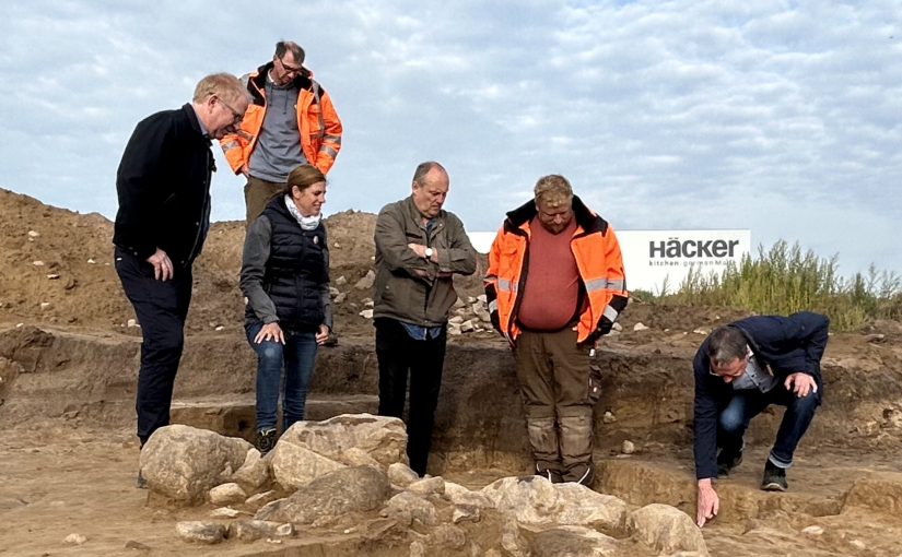 Von der aktuellen Situation auf dem Areal machten sich (v. li.) Ostercappelns Bürgermeister Erik Ballmeyer, oleg-Prokuristin Susanne Menke, Peter Motsch, Mitarbeiter Varusschlacht, Dr. Stefan Burmeister, Geschäfts-führer Varusschlacht, Marc Rappe, Grabungsleiter Varusschlacht und Axel Friederichs von der Stadt- und Kreisarchäologie ein Bild. (Foto: Hannah Schroeder)