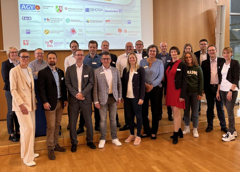 Das Gründungsnetzwerk Lippe stellt sich vor (v.l.): Birgit Heldermann (Handwerkskammer OWL), Alena Vieregge (Sparkasse Paderborn-Detmold-Höxter), Alfred Westermann (Vizepräsident der IHK Lippe), Timm Lönneker (IHK Lippe), Maik Wiesekopsieker (Agentur für Arbeit), Torsten Damköhler (VerbundVolksbank OWL), Alexander Syga (TH OWL), Jens Durgeloh (Deutsche Bank), Florian Säck (Steuerberaterkammer Westfalen-Lippe), Udo Neisens (Sparkassen Paderborn-Detmold-Höxter), Nina Hunke (Deutsche Bank), Markus Bobe (Sparkasse Lemgo), Silke Quentmeier (FAIR), Frank Lumma (IHK Lippe), Astrid Vollmer (Jobcenter Lippe), Gründerin Eileen Villing (Faustwerkstatt Detmold), Annemarie Allroggen (Volksbank Schlangen), Thorsten Brinkmann (GILDE GmbH), Stefan Simon (Hochschule für Musik Detmold), Gründerin Jaqueline Scholz (Foto: IHK Lippe)