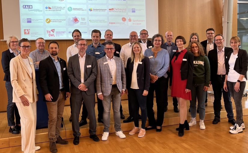 Das Gründungsnetzwerk Lippe stellt sich vor (v.l.): Birgit Heldermann (Handwerkskammer OWL), Alena Vieregge (Sparkasse Paderborn-Detmold-Höxter), Alfred Westermann (Vizepräsident der IHK Lippe), Timm Lönneker (IHK Lippe), Maik Wiesekopsieker (Agentur für Arbeit), Torsten Damköhler (VerbundVolksbank OWL), Alexander Syga (TH OWL), Jens Durgeloh (Deutsche Bank), Florian Säck (Steuerberaterkammer Westfalen-Lippe), Udo Neisens (Sparkassen Paderborn-Detmold-Höxter), Nina Hunke (Deutsche Bank), Markus Bobe (Sparkasse Lemgo), Silke Quentmeier (FAIR), Frank Lumma (IHK Lippe), Astrid Vollmer (Jobcenter Lippe), Gründerin Eileen Villing (Faustwerkstatt Detmold), Annemarie Allroggen (Volksbank Schlangen), Thorsten Brinkmann (GILDE GmbH), Stefan Simon (Hochschule für Musik Detmold), Gründerin Jaqueline Scholz (Foto: IHK Lippe)