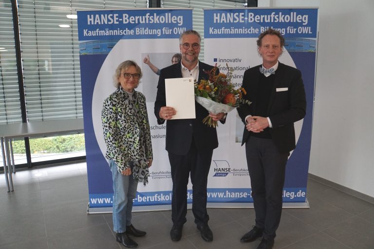 Claudia Eikmann (Bezirksregierung Detmold), Heiko Jucks (neuer Schulleiter am HANSE-Berufskolleg), Dr. Olaf Peterschröder (Verwaltungsvorstand Kreis Lippe) (Foto: Hanse Berufskolleg)