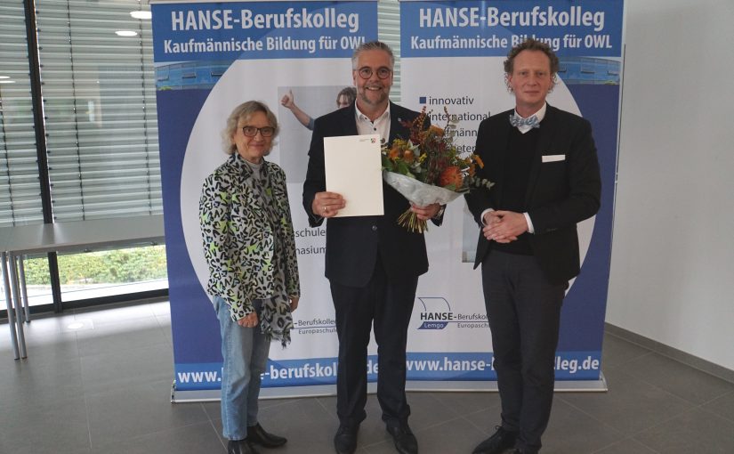 Claudia Eikmann (Bezirksregierung Detmold), Heiko Jucks (neuer Schulleiter am HANSE-Berufskolleg), Dr. Olaf Peterschröder (Verwaltungsvorstand Kreis Lippe) (Foto: Hanse Berufskolleg)