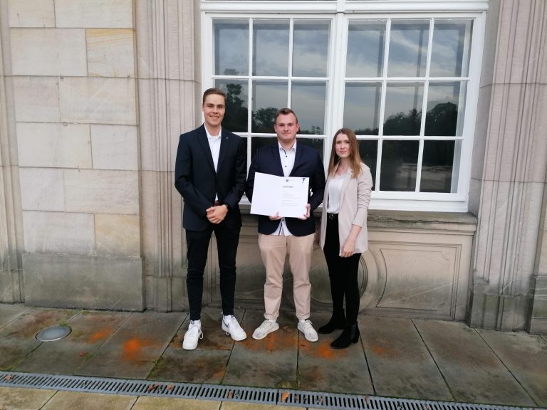 Jan Schröder (Mitte) zeigt stolz seine Urkunde. Mit ihm freuen sich Florian Stöver (Ausbilder) und Maureen Strobl (Ausbildungsleitung).(Foto: AUBI-plus GmbH)