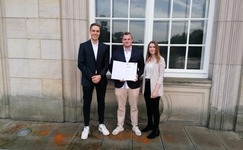 Jan Schröder (Mitte) zeigt stolz seine Urkunde. Mit ihm freuen sich Florian Stöver (Ausbilder) und Maureen Strobl (Ausbildungsleitung).(Foto: AUBI-plus GmbH)