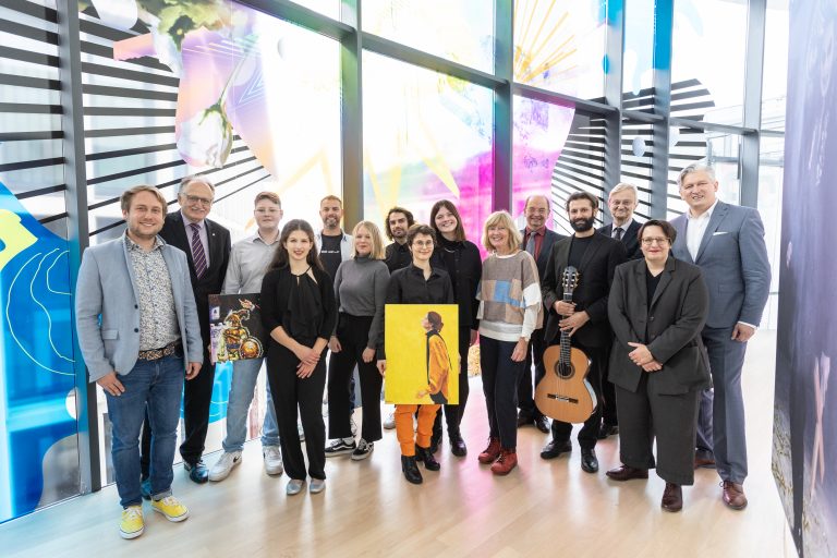 Die Protagonisten der feierlichen Matinee des Förderpreises Junge Kunst im Theater Paderborn (v.l.): Moderator Marvin Meinold, Dr. Ralf Becker, stellvertretender Kuratoriumsvorsitzender der Ver-bundVolksbank OWL Stiftung, Preisträger Elias Huber, Preisträge-rin Antonia Josephine Fischer, Jurymitglied Henning Marten Feil, Preisträgerin Antonia Justus, Jurymitglied Dominik Junker, die Preisträgerinnen Maya Martinova und Tina Alexa Schmidt, die Ju-rymitglieder Ann-Britta Dohle und Hans Hermann Jansen, Preisträ-ger Ozan Coşkun, die Jurymitglieder Joachim Thalmann und Dr. Sylvia Necker sowie Ansgar Käter, Vorstandsvorsitzender der Ver-bundVolksbank OWL Stiftung. (Foto: VerbundVolksbank OWL)